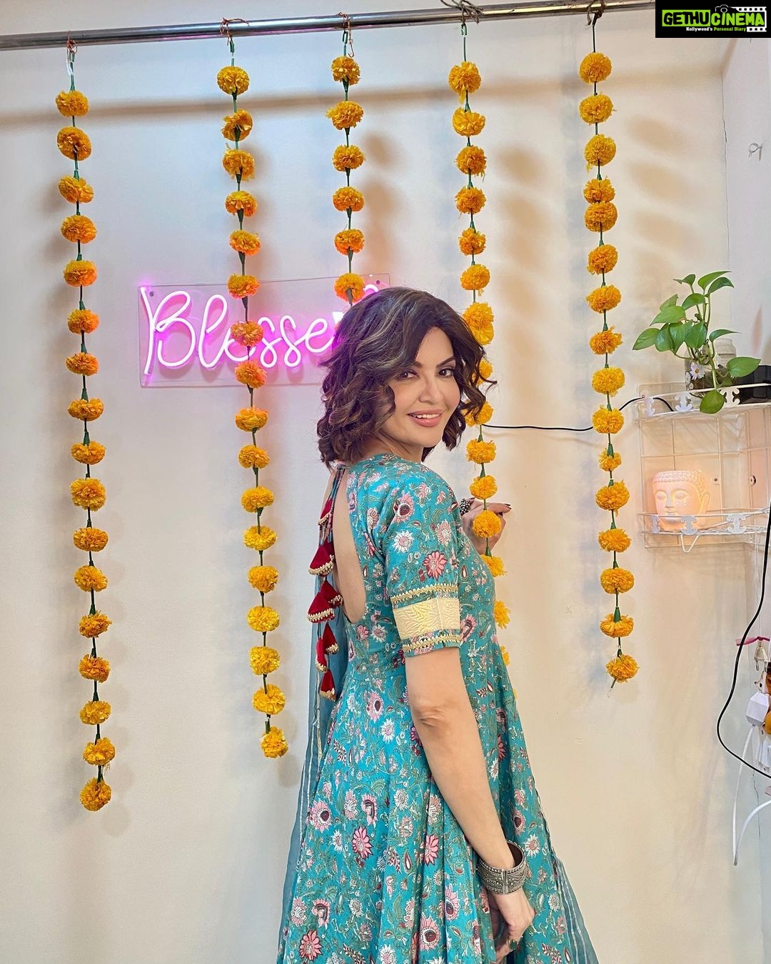 Parull Chaudhry Instagram - You know what always makes my day, a good outfit. What about you? Cant wait to read your comments Outfit @thakurbaiofficial 💗 Styling & PR @rimadidthat 💗 #parullchaudhry #actor #influencer #contentcreator #parullians #explore #bhagyalakshmi #jofithaiwohhithai #traveller #vlogger #chaudhryonthego #fashion #fitness #beauty #lifestyle #fashionblogger #beautyblogger #yogini #fitnessmotivation #travel #saasbahuaurbetiyaan #parullkipaltan #ootd Mumbai - मुंबई