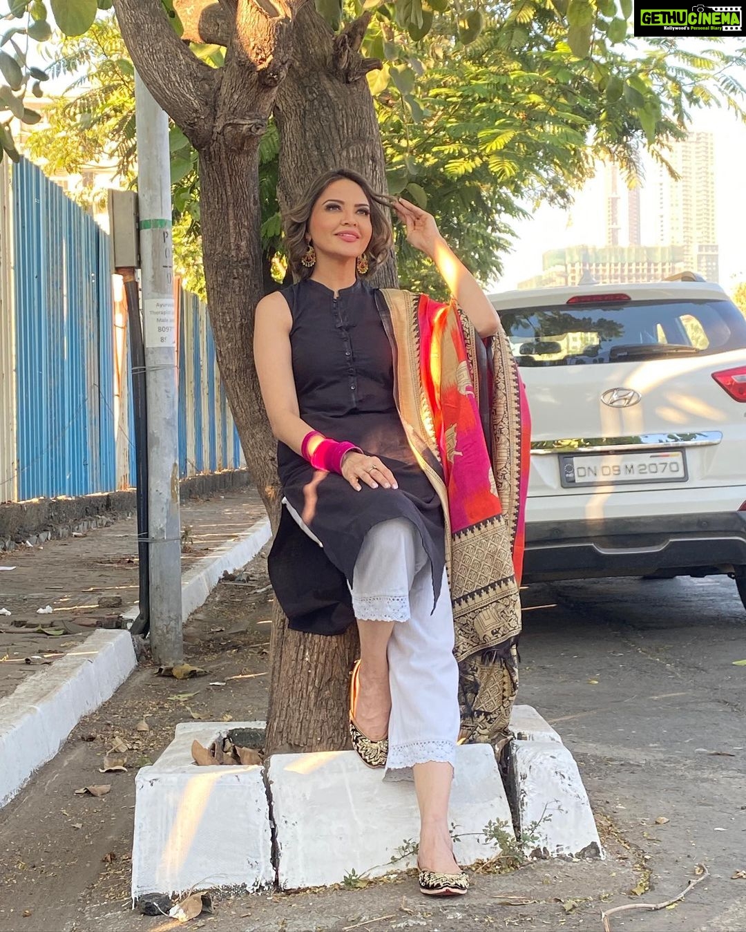 Parull Chaudhry Instagram - Can you spot something in these pictures? Best comment gets pinned Dupatta @dupattabazaar Juttis @purely.lush Hair & makeup @sanjayshinde365 #parullchaudhry #actor #influencer #contentcreator #parullians #explore #bhagyalakshmi #jofithaiwohhithai #traveller #vlogger #chaudhryonthego #fashion #fitness #beauty #lifestyle #fashionblogger #beautyblogger #yogini #fitnessmotivation #travel #saasbahuaurbetiyaan #parullkipaltan Mumbai - मुंबई