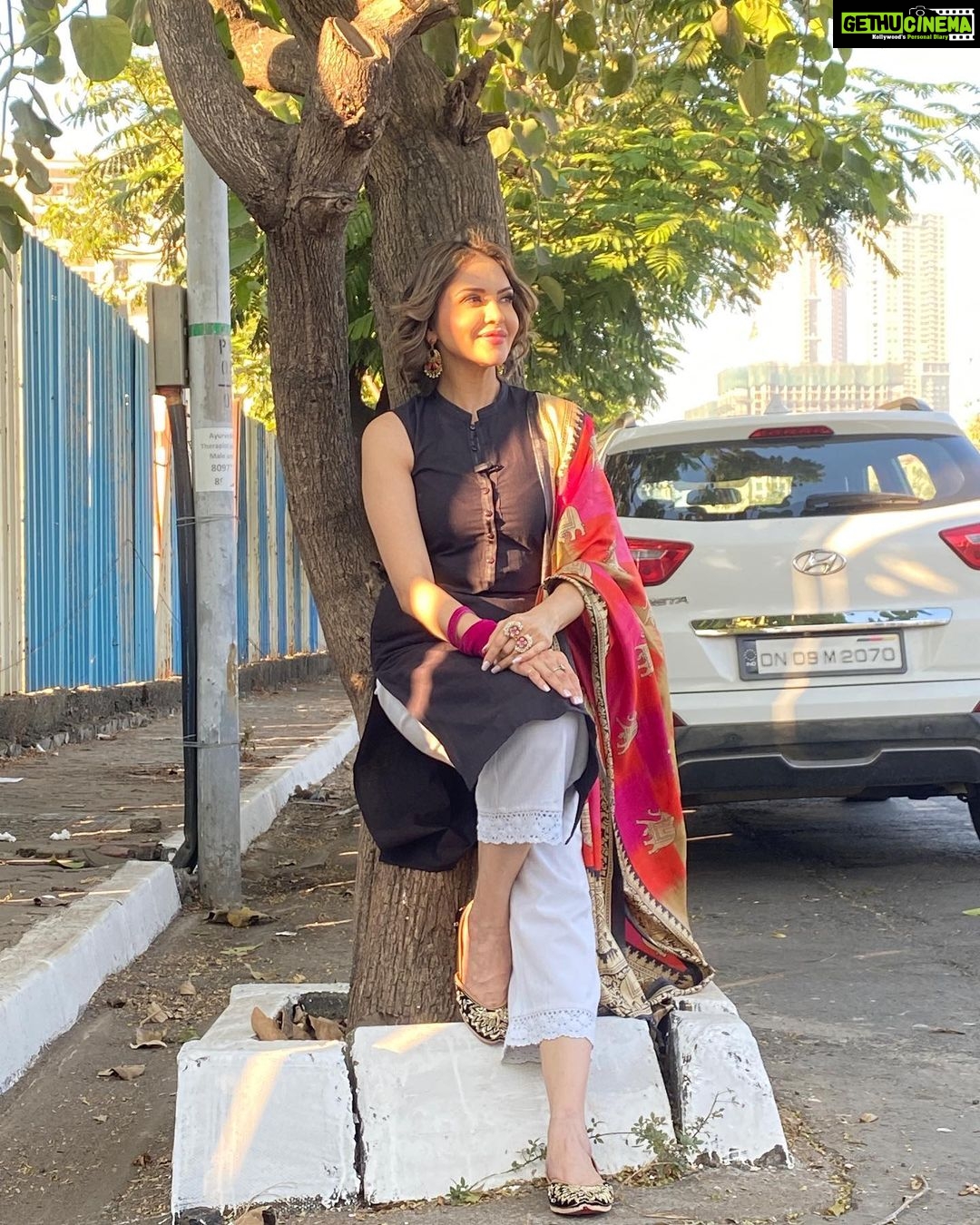 Parull Chaudhry Instagram - Can you spot something in these pictures? Best comment gets pinned Dupatta @dupattabazaar Juttis @purely.lush Hair & makeup @sanjayshinde365 #parullchaudhry #actor #influencer #contentcreator #parullians #explore #bhagyalakshmi #jofithaiwohhithai #traveller #vlogger #chaudhryonthego #fashion #fitness #beauty #lifestyle #fashionblogger #beautyblogger #yogini #fitnessmotivation #travel #saasbahuaurbetiyaan #parullkipaltan Mumbai - मुंबई