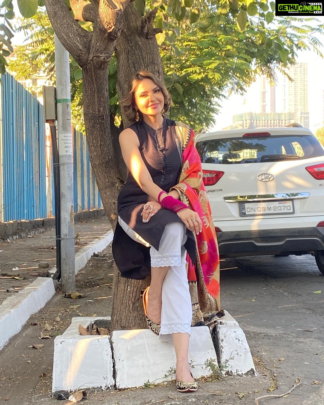 Parull Chaudhry Instagram - Can you spot something in these pictures? Best comment gets pinned Dupatta @dupattabazaar Juttis @purely.lush Hair & makeup @sanjayshinde365 #parullchaudhry #actor #influencer #contentcreator #parullians #explore #bhagyalakshmi #jofithaiwohhithai #traveller #vlogger #chaudhryonthego #fashion #fitness #beauty #lifestyle #fashionblogger #beautyblogger #yogini #fitnessmotivation #travel #saasbahuaurbetiyaan #parullkipaltan Mumbai - मुंबई
