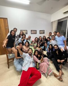 Parull Chaudhry Instagram - Happy faces 😃

Family that bonds off screen ❤️

Thank you @imrohitsuchanti for hosting us, your family is so welcoming & warm 🤗 felt like home.

@imrohitsuchanti @aishwarya_khare @udaytikekar @bansalsmita_ @aakanshashukla0803 @rakesh.malhotra89 @munira_kudrati @gandhi_aman_ @ankitbhatia14 @maeramishra @kavitabanerjee @pratishthax17 @karunavermaa @officialkanikamann 

#bhagyalakshmi