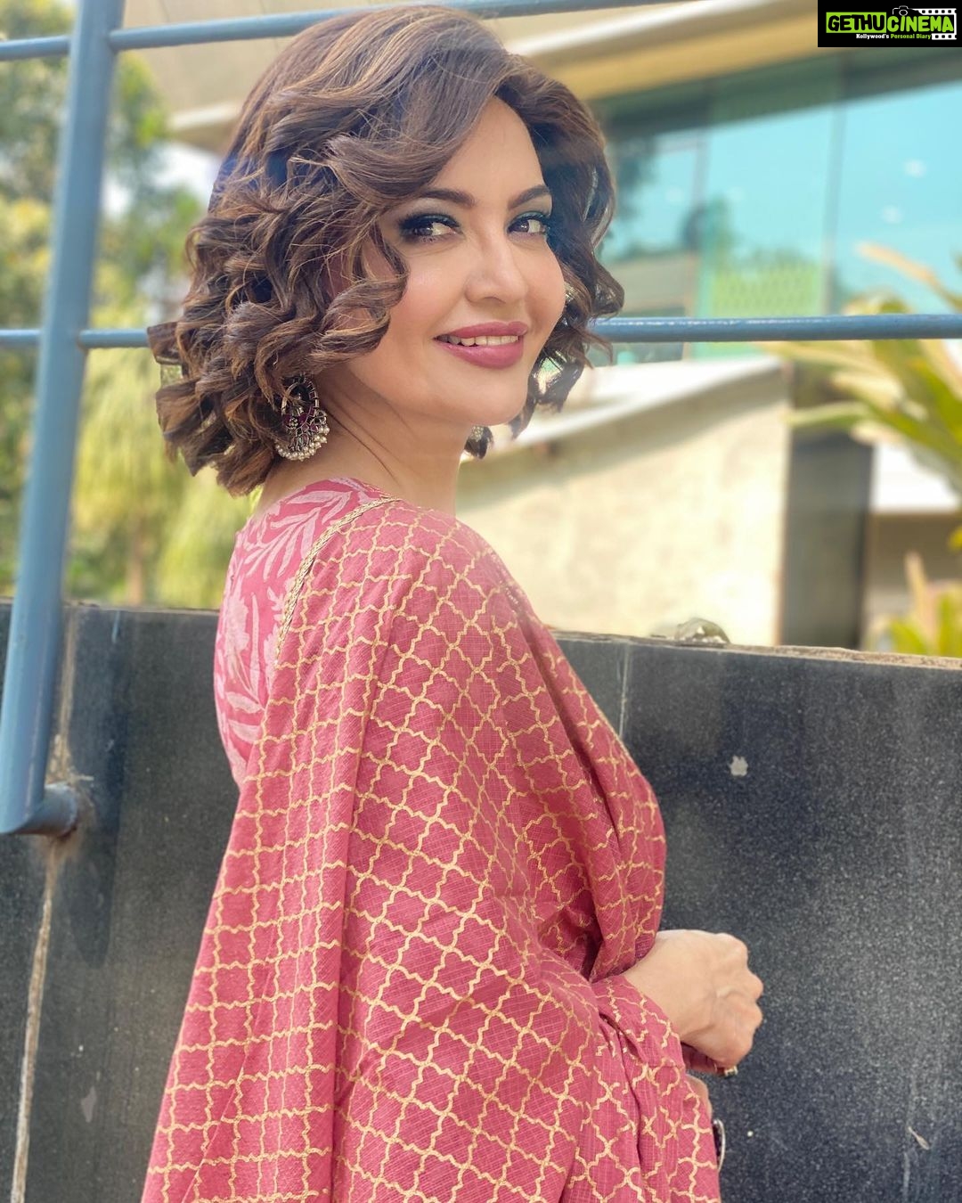 Parull Chaudhry Instagram - They say… Hansi toh phansi 😜 Gorgeous outfit @tara_c_tara 💕 Makeup by me Hair @maimunasayyed786 Jewellery & 📸 @shaikhaasifa626 PR @maverick.communication01 #parullchaudhry #actor #influencer #contentcreator #parullians #explore #bhagyalakshmi #jofithaiwohhithai #traveller #vlogger #chaudhryonthego #fashion #fitness #beauty #lifestyle #fashionblogger #beautyblogger #yogini #fitnessmotivation #travel #saasbahuaurbetiyaan Mumbai - मुंबई