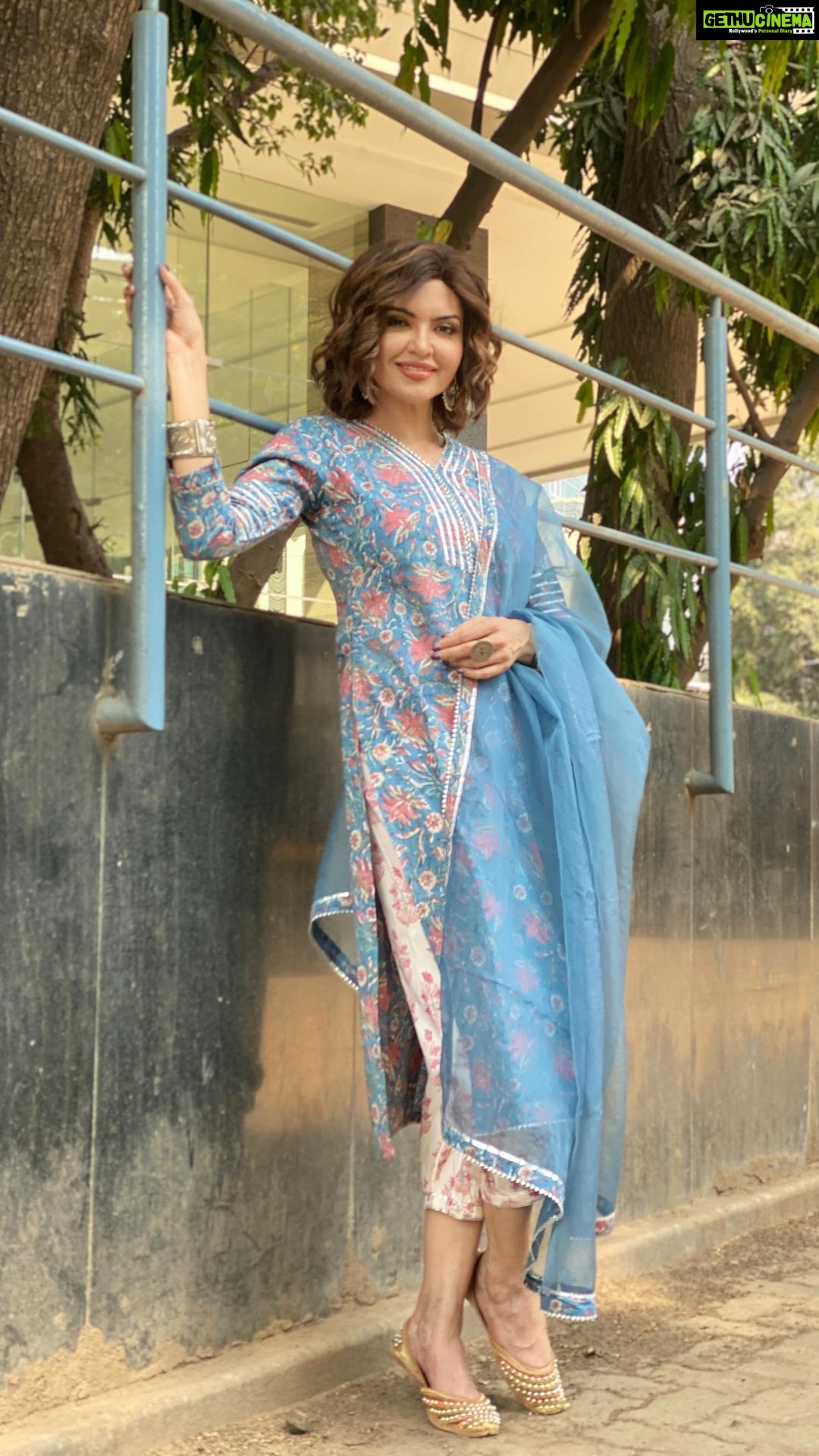 Parull Chaudhry Instagram - Sabko batana zaruri hai kya ? Beautiful outfit @thakurbaiofficial 💕 Styling @rimadidthat 💕 PR @socialsbyshi 💕 Hair @maimunasayyed786 💕 Jewellery & 📸 @shaikhaasifa626 💕 #parullchaudhry #actor #influencer #contentcreator #parullians #explore #bhagyalakshmi #jofithaiwohhithai #traveller #vlogger #chaudhryonthego #fashion #fitness #beauty #lifestyle #fashionblogger #beautyblogger #yogini #fitnessmotivation #travel #saasbahuaurbetiyaan #reels #reelsinstagram #reelsvideo #reelsvideo #reelsindia #reelslovers #reelstrending #reelsexplore