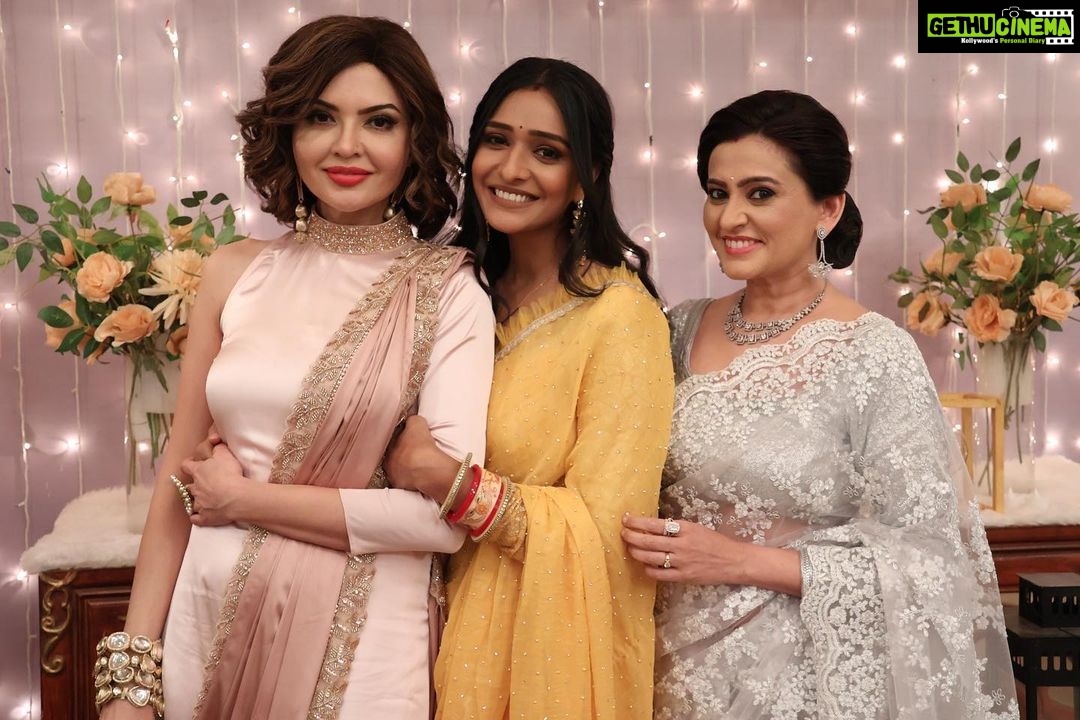 Parull Chaudhry Instagram - Now don’t look at the last post of @aishwarya_khare @bansalsmita_ Since both of them are here❤️ @aakanshashukla0803 ❤️ agree? Gorgeous outfits @tripzarora 💗 #parullchaudhry #actor #influencer #contentcreator #parullians #explore #bhagyalakshmi #jofithaiwohhithai #traveller #vlogger #chaudhryonthego #fashion #fitness #beauty #lifestyle #fashionblogger #beautyblogger #yogini #fitnessmotivation #travel #saasbahuaurbetiyaan #karishmaoberoi #lakshmi #neelamoberoi Mumbai - मुंबई