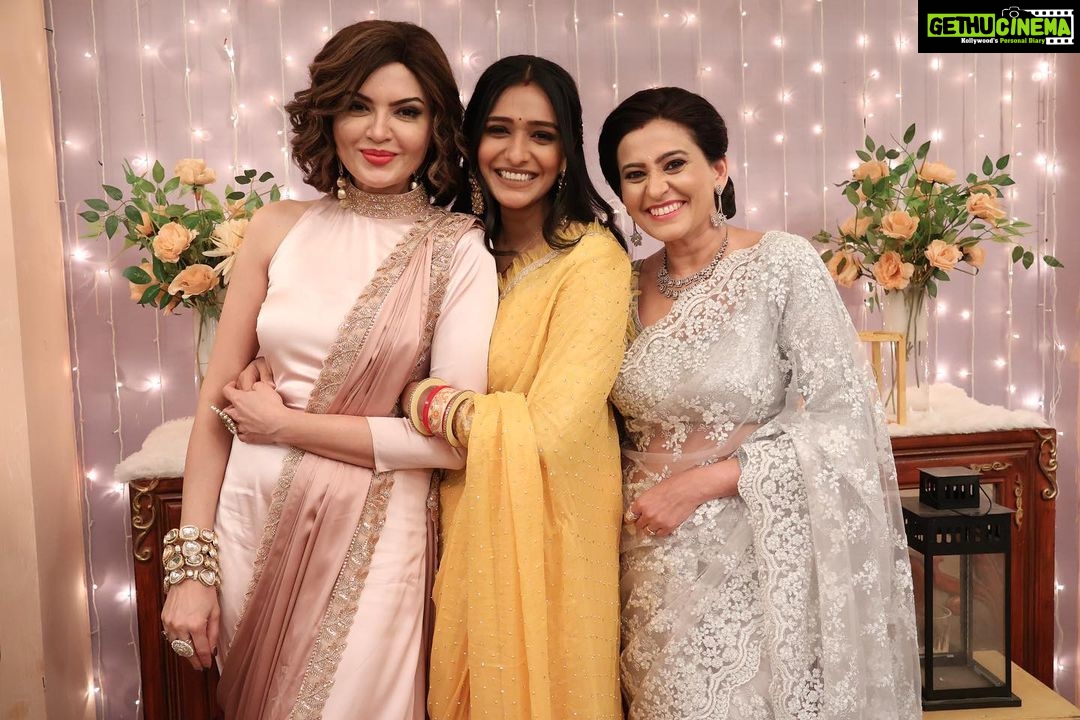 Parull Chaudhry Instagram - Now don’t look at the last post of @aishwarya_khare @bansalsmita_ Since both of them are here❤️ @aakanshashukla0803 ❤️ agree? Gorgeous outfits @tripzarora 💗 #parullchaudhry #actor #influencer #contentcreator #parullians #explore #bhagyalakshmi #jofithaiwohhithai #traveller #vlogger #chaudhryonthego #fashion #fitness #beauty #lifestyle #fashionblogger #beautyblogger #yogini #fitnessmotivation #travel #saasbahuaurbetiyaan #karishmaoberoi #lakshmi #neelamoberoi Mumbai - मुंबई