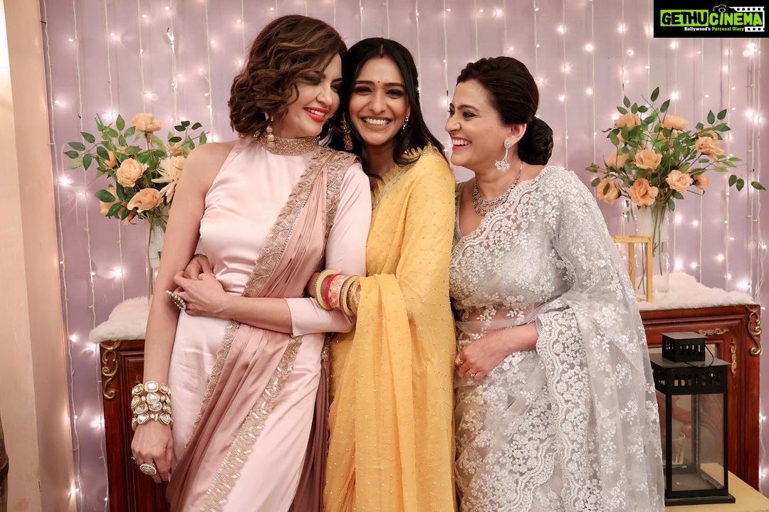 Parull Chaudhry Instagram - Now don’t look at the last post of @aishwarya_khare @bansalsmita_ Since both of them are here❤️ @aakanshashukla0803 ❤️ agree? Gorgeous outfits @tripzarora 💗 #parullchaudhry #actor #influencer #contentcreator #parullians #explore #bhagyalakshmi #jofithaiwohhithai #traveller #vlogger #chaudhryonthego #fashion #fitness #beauty #lifestyle #fashionblogger #beautyblogger #yogini #fitnessmotivation #travel #saasbahuaurbetiyaan #karishmaoberoi #lakshmi #neelamoberoi Mumbai - मुंबई