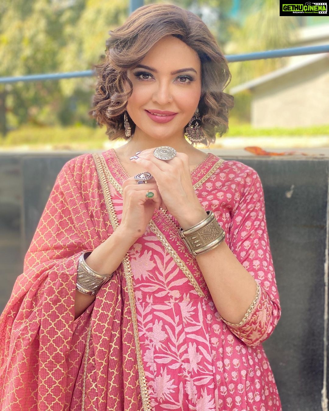 Parull Chaudhry Instagram - They say… Hansi toh phansi 😜 Gorgeous outfit @tara_c_tara 💕 Makeup by me Hair @maimunasayyed786 Jewellery & 📸 @shaikhaasifa626 PR @maverick.communication01 #parullchaudhry #actor #influencer #contentcreator #parullians #explore #bhagyalakshmi #jofithaiwohhithai #traveller #vlogger #chaudhryonthego #fashion #fitness #beauty #lifestyle #fashionblogger #beautyblogger #yogini #fitnessmotivation #travel #saasbahuaurbetiyaan Mumbai - मुंबई