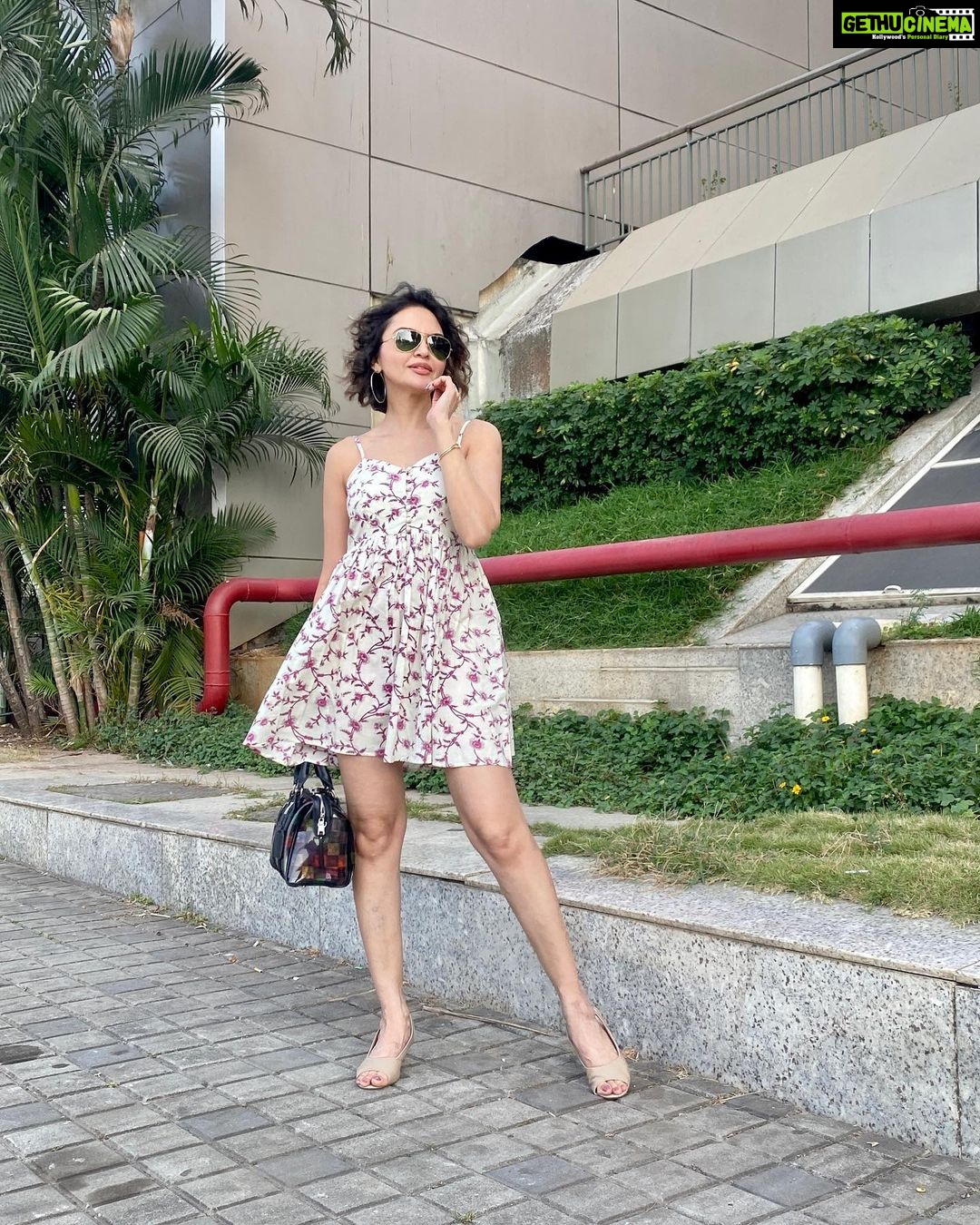 Parull Chaudhry Instagram - Some outfits speak about your personality without you saying a word Gorgeous dress @inaayajaipur Styled by @rimadidthat PR @socialsbyshi #parullchaudhry #actor #influencer #contentcreator #parullians #explore #bhagyalakshmi #jofithaiwohhithai #traveller #vlogger #chaudhryonthego #fashion #fitness #beauty #lifestyle #fashionblogger #beautyblogger #yogini #fitnessmotivation #travel #saasbahuaurbetiyaan #inaayajaipur #dress #dressoftheday #ootd #ootdindia Mumbai - मुंबई