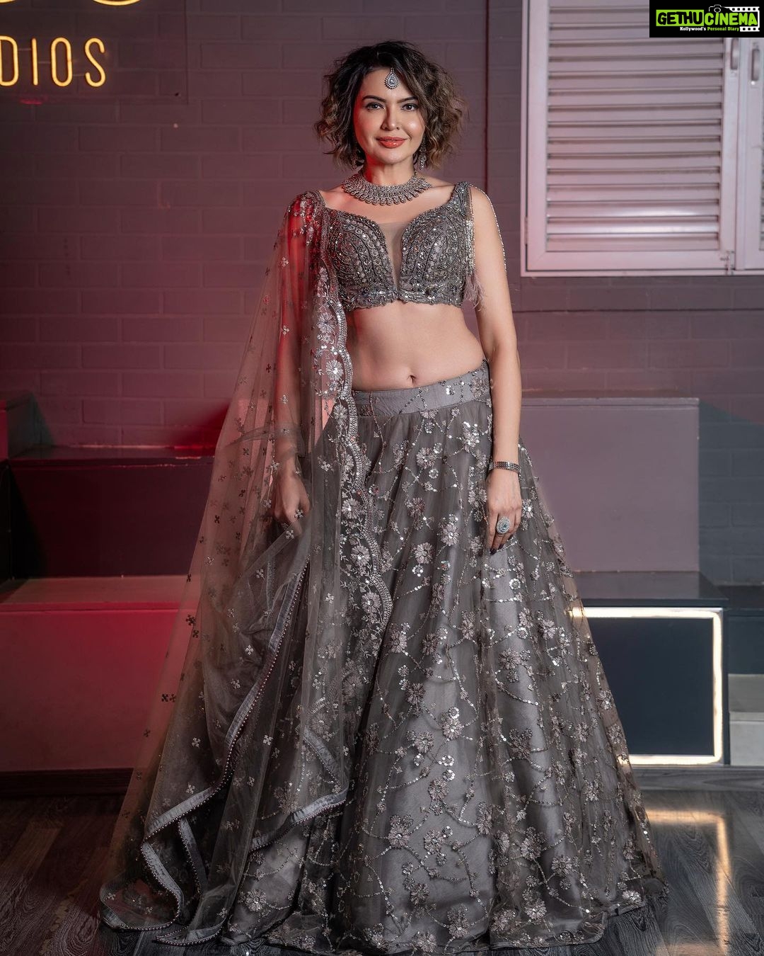 Parull Chaudhry Instagram - Sometimes an outfit does it all. What say? Gorgeous outfit @paaneri_dadar Jewellery @ashok_satra_bridal_jewellery Makeup @makeover_rituu Assisted by @motivaraminakshi Hair @arpana_baria PR @veertid_99 📸 @lokesh_learns Location @ac0studios #parullchaudhry #actor #influencer #contentcreator #parullians #explore #bhagyalakshmi #jofithaiwohhithai #traveller #vlogger #chaudhryonthego #fashion #fitness #beauty #lifestyle #fashionblogger #beautyblogger #yogini #fitnessmotivation #travel #saasbahuaurbetiyaan #lehenga #lehengacholi #weddinglehenga Mumbai - मुंबई