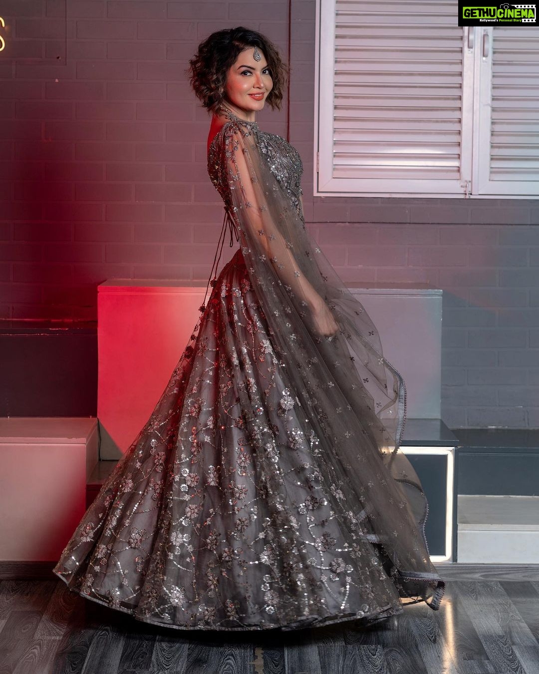 Parull Chaudhry Instagram - Sometimes an outfit does it all. What say? Gorgeous outfit @paaneri_dadar Jewellery @ashok_satra_bridal_jewellery Makeup @makeover_rituu Assisted by @motivaraminakshi Hair @arpana_baria PR @veertid_99 📸 @lokesh_learns Location @ac0studios #parullchaudhry #actor #influencer #contentcreator #parullians #explore #bhagyalakshmi #jofithaiwohhithai #traveller #vlogger #chaudhryonthego #fashion #fitness #beauty #lifestyle #fashionblogger #beautyblogger #yogini #fitnessmotivation #travel #saasbahuaurbetiyaan #lehenga #lehengacholi #weddinglehenga Mumbai - मुंबई