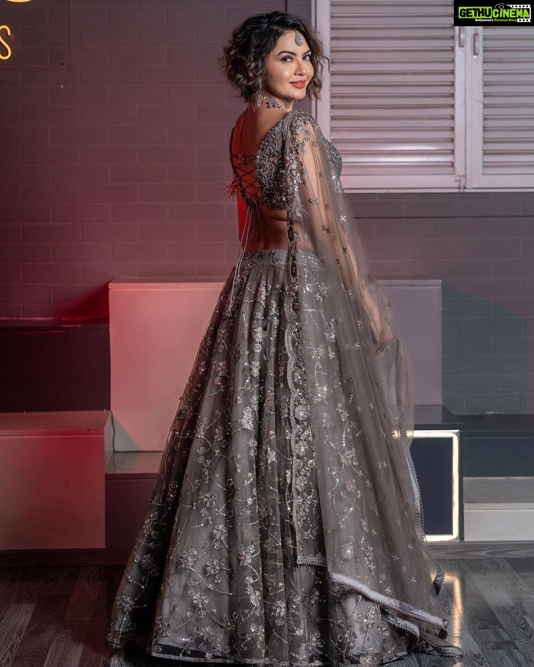Parull Chaudhry Instagram - Sometimes an outfit does it all. What say? Gorgeous outfit @paaneri_dadar Jewellery @ashok_satra_bridal_jewellery Makeup @makeover_rituu Assisted by @motivaraminakshi Hair @arpana_baria PR @veertid_99 📸 @lokesh_learns Location @ac0studios #parullchaudhry #actor #influencer #contentcreator #parullians #explore #bhagyalakshmi #jofithaiwohhithai #traveller #vlogger #chaudhryonthego #fashion #fitness #beauty #lifestyle #fashionblogger #beautyblogger #yogini #fitnessmotivation #travel #saasbahuaurbetiyaan #lehenga #lehengacholi #weddinglehenga Mumbai - मुंबई