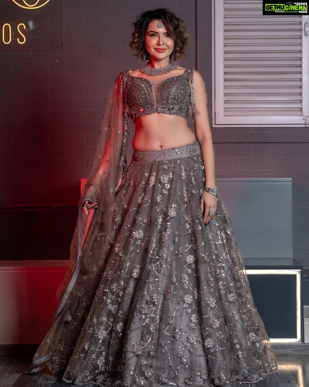 Parull Chaudhry Instagram - Sometimes an outfit does it all. What say? Gorgeous outfit @paaneri_dadar Jewellery @ashok_satra_bridal_jewellery Makeup @makeover_rituu Assisted by @motivaraminakshi Hair @arpana_baria PR @veertid_99 📸 @lokesh_learns Location @ac0studios #parullchaudhry #actor #influencer #contentcreator #parullians #explore #bhagyalakshmi #jofithaiwohhithai #traveller #vlogger #chaudhryonthego #fashion #fitness #beauty #lifestyle #fashionblogger #beautyblogger #yogini #fitnessmotivation #travel #saasbahuaurbetiyaan #lehenga #lehengacholi #weddinglehenga Mumbai - मुंबई