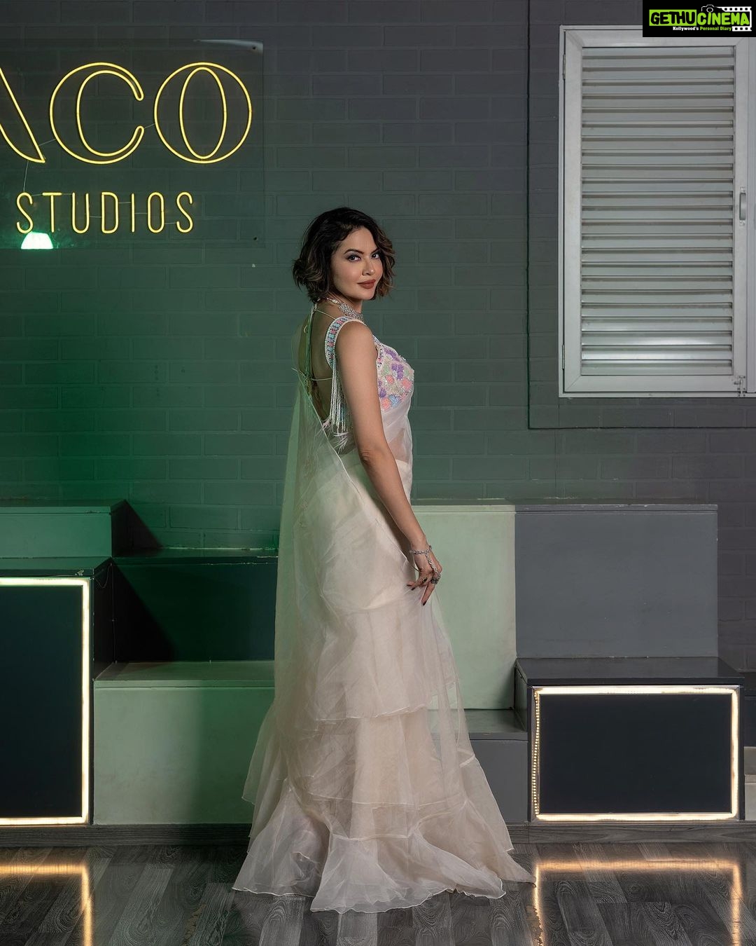 Parull Chaudhry Instagram - There is a reason that I love a Saree so much… swipe to know why? Gorgeous pre draped saree @paaneri_dadar Coordinated by @veertid_99 📸 @lokesh_learns Makeup @makeover_rituu Assisted by @motivaraminakshi Hair @arpana_baria Jewellery @ashok_satra_bridal_jewellery Location @ac0studios #parullchaudhry #actor #influencer #contentcreator #parullians #explore #bhagyalakshmi #jofithaiwohhithai #traveller #vlogger #chaudhryonthego #fashion #fitness #beauty #lifestyle #fashionblogger #beautyblogger #yogini #fitnessmotivation #travel #saasbahuaurbetiyaan #sareelove #saree #sareefashion Mumbai - मुंबई