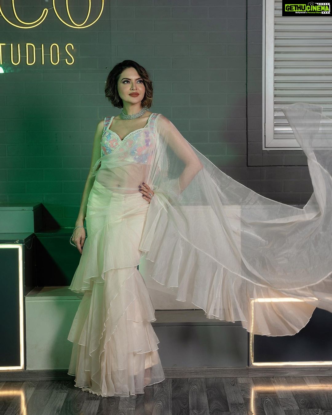 Parull Chaudhry Instagram - There is a reason that I love a Saree so much… swipe to know why? Gorgeous pre draped saree @paaneri_dadar Coordinated by @veertid_99 📸 @lokesh_learns Makeup @makeover_rituu Assisted by @motivaraminakshi Hair @arpana_baria Jewellery @ashok_satra_bridal_jewellery Location @ac0studios #parullchaudhry #actor #influencer #contentcreator #parullians #explore #bhagyalakshmi #jofithaiwohhithai #traveller #vlogger #chaudhryonthego #fashion #fitness #beauty #lifestyle #fashionblogger #beautyblogger #yogini #fitnessmotivation #travel #saasbahuaurbetiyaan #sareelove #saree #sareefashion Mumbai - मुंबई