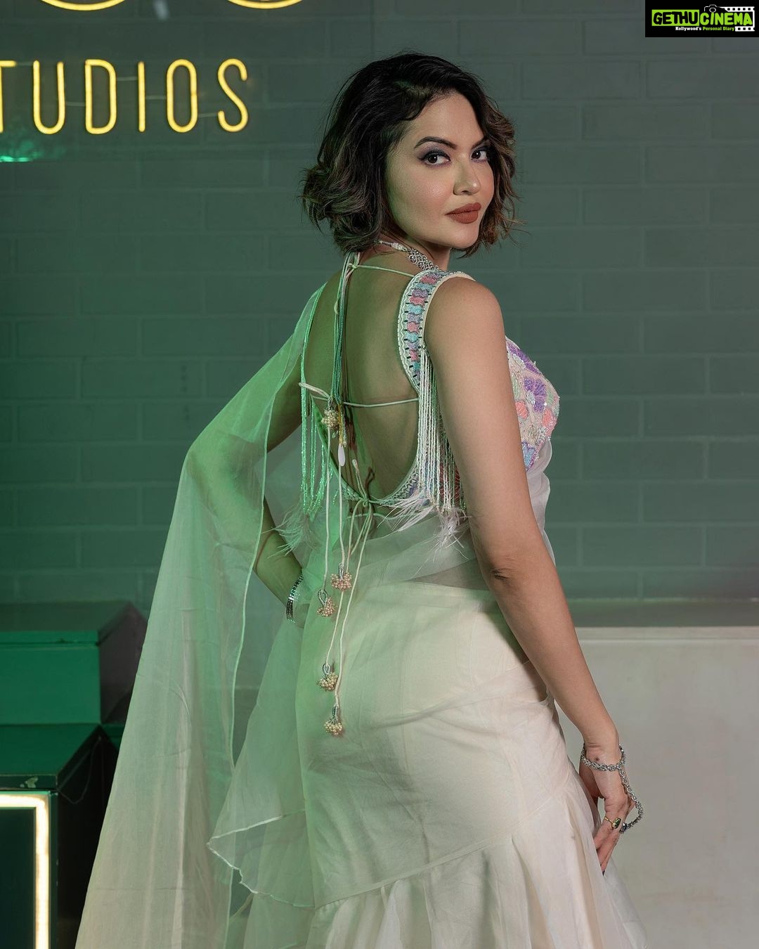 Parull Chaudhry Instagram - There is a reason that I love a Saree so much… swipe to know why? Gorgeous pre draped saree @paaneri_dadar Coordinated by @veertid_99 📸 @lokesh_learns Makeup @makeover_rituu Assisted by @motivaraminakshi Hair @arpana_baria Jewellery @ashok_satra_bridal_jewellery Location @ac0studios #parullchaudhry #actor #influencer #contentcreator #parullians #explore #bhagyalakshmi #jofithaiwohhithai #traveller #vlogger #chaudhryonthego #fashion #fitness #beauty #lifestyle #fashionblogger #beautyblogger #yogini #fitnessmotivation #travel #saasbahuaurbetiyaan #sareelove #saree #sareefashion Mumbai - मुंबई