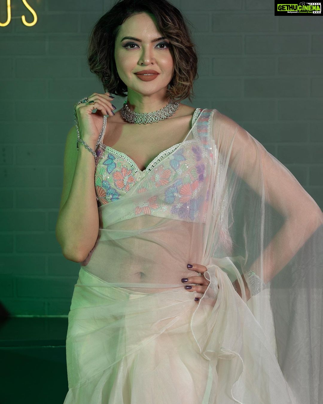 Parull Chaudhry Instagram - There is a reason that I love a Saree so much… swipe to know why? Gorgeous pre draped saree @paaneri_dadar Coordinated by @veertid_99 📸 @lokesh_learns Makeup @makeover_rituu Assisted by @motivaraminakshi Hair @arpana_baria Jewellery @ashok_satra_bridal_jewellery Location @ac0studios #parullchaudhry #actor #influencer #contentcreator #parullians #explore #bhagyalakshmi #jofithaiwohhithai #traveller #vlogger #chaudhryonthego #fashion #fitness #beauty #lifestyle #fashionblogger #beautyblogger #yogini #fitnessmotivation #travel #saasbahuaurbetiyaan #sareelove #saree #sareefashion Mumbai - मुंबई