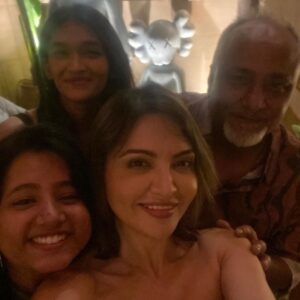 Parull Chaudhry Instagram - #aboutlastnight 

Fabulous night with the amigos ❤️

Thank you @imrohitsuchanti for an amazing evening with fun laughter and lots of dancing. 

And I wish you a great year ahead. Stay handsome, stay cool, stay funny and your goofy self 😛

We love you 

#happybirthday