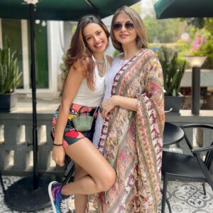 Parull Chaudhry Instagram - Rang barse🎉🎉 @maeramishra @parullchaudhry 
.
.
.
.
.
#holi #ootd #love #bhagyalakshmi #explore