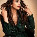 Pooja Banerjee Instagram – In this season of Red 🍓 adding some green 🌳 on the gram’s palette… #colourmegreen #comourmeredtoo #PoojaBanerjii #balh2 #NewMom #MammaofSana #MomLife
