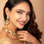 Pooja Banerjee Instagram – Smile more…. HMU @vglow_makeupandhair SAREE BY @pannasareesofficial JWELLERY BY @sonisapphire  styled by @nidhikurda  shot by @alessandraramosstudio
