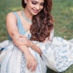 Pooja Banerjee Instagram - #reelinginasaree #reels #reelsinstagram #saree #sareelove #PoojaBanerjii HMU BY @vglow_makeupandhair SHOT BY @alessandraramosstudio SAREE BY @chhapa_gj8 Delhi, India