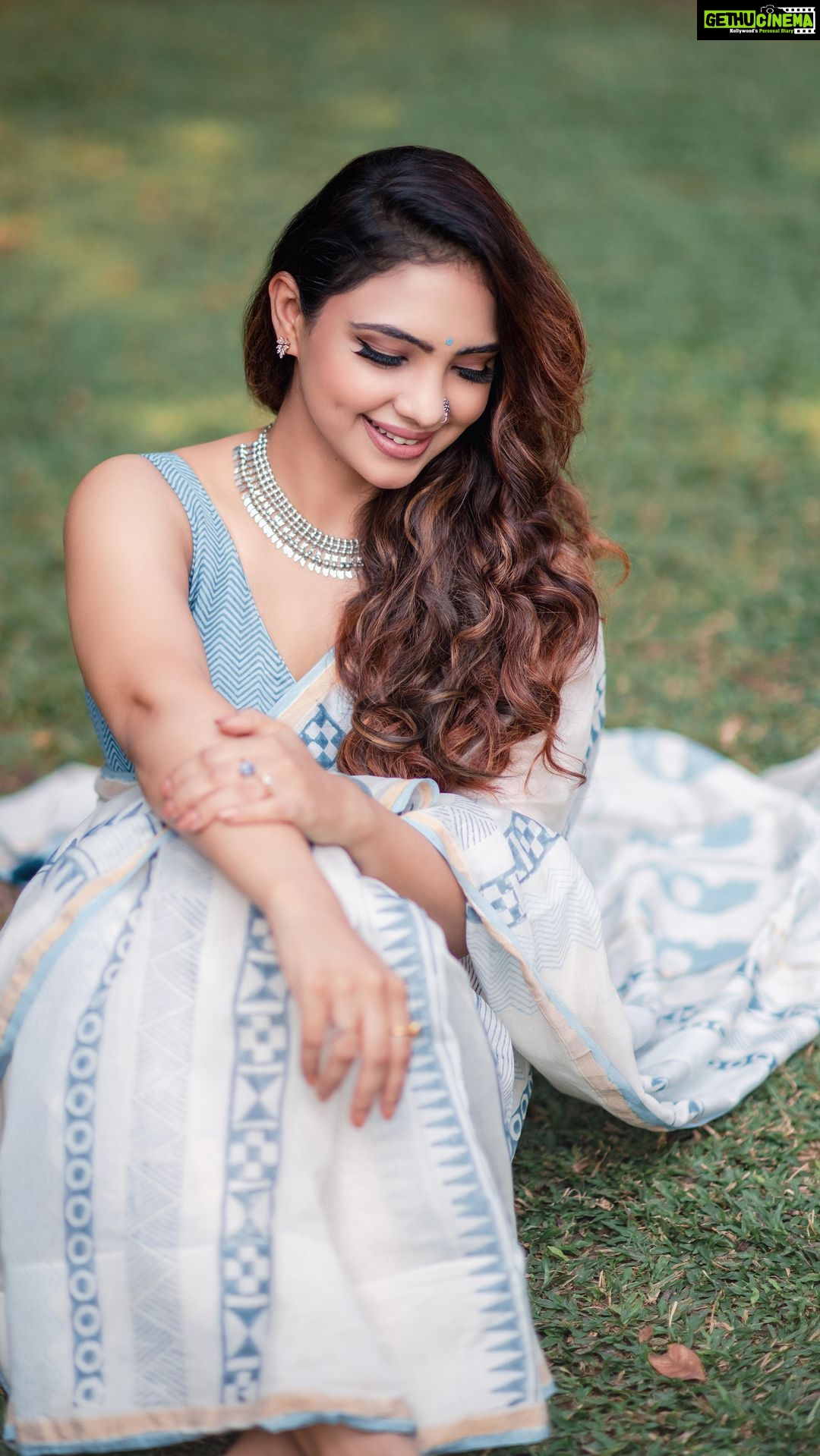 Pooja Banerjee Instagram - #reelinginasaree #reels #reelsinstagram #saree #sareelove #PoojaBanerjii HMU BY @vglow_makeupandhair SHOT BY @alessandraramosstudio SAREE BY @chhapa_gj8 Delhi, India
