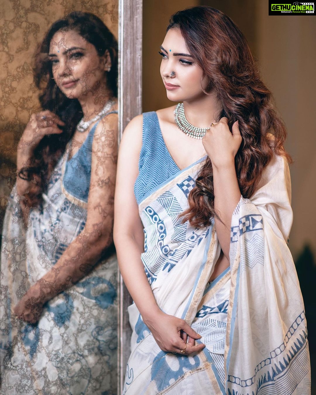 Pooja Banerjee Instagram - || আমাকে আমার মত থাকতে দাও || HMU BY- @vglow_makeupandhair 📸- @alessandraramosstudio #PoojaBanerjii #Saree #Sareelove #BengaliGirl #bengalilove #bengalisaree #bonggirl Delhi, India