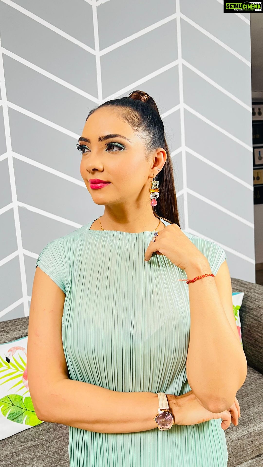 Pooja Banerjee Instagram - @poojabanerjeee @sandeepsejwal Thnq u so much for giving me this opportunity to work with you and I am glad that you liked my makeup my work I hope that we will work soon together and I promise that I will keep this between beautiful smile on your face always with my makeup. Once again I would like to thnq each and everyone in your amazing family it’s very difficult in this time to meet humble and kind people. Mua @nehabhambrimakeovers Bookings Open Best Price Venue Makeup Booking 🤙 9711476909 Make your bookings today and get amazing offers. #reels #weddings #makeup #explore #reelsinstagram #ınstagood #explorepage✨ #destination #reelsvideo #weddingdress #wedmeplz #exploreindonesia #ad #babycare #tv #actor