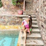 Pooja Banerjee Instagram - Sundaying in @chiquestudio @neemranafortpalace @neemrana.hotels #neemranahotels #heritagehotel #boutiquehotel #bespokeexperience #weekendgetaway #weekendvibes #weekendmood #fortpalace #restoration #hiddengems #art #architecture #indianhistory #indianhospitality Neemrana Fort Palace