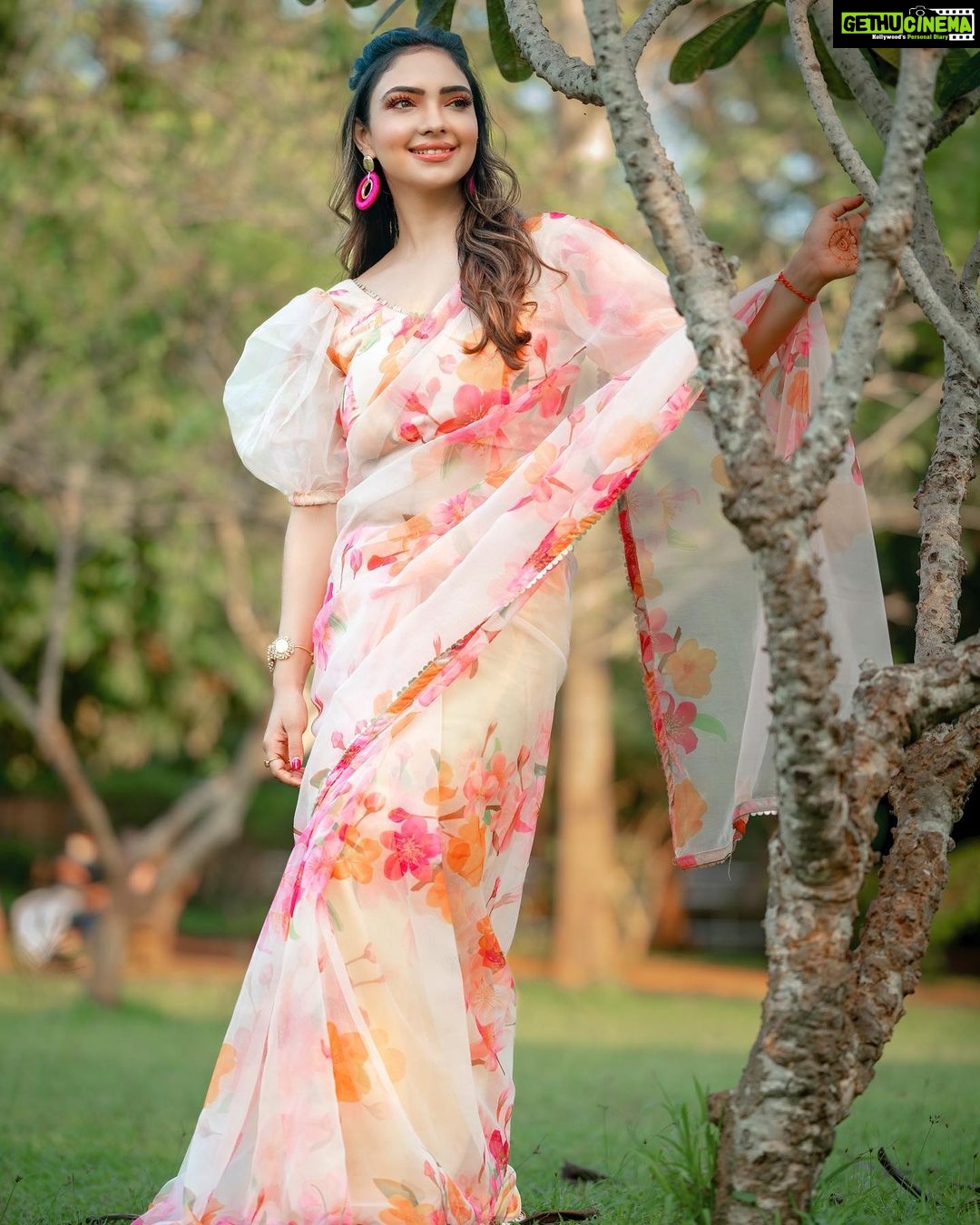 Pooja Banerjee Instagram - Still enjoying the festive season… saree by @labelkanupriya #PoojaBanerjii #SareeLove #OrganzaSaree #IndianWear #Festiveseason #festivewear Neemrana Fort Palace