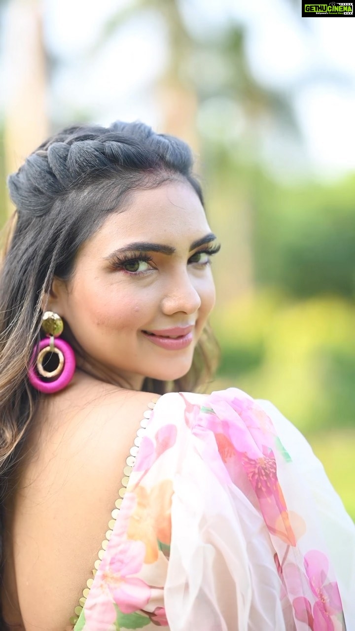Pooja Banerjee Instagram - Reeling it this festive season… #BhaiDooj #SareeLove #foreverloveforsaree #IndianWear Saree by @labelkanupriya shot by @atreo_akash HMU BY @makeup_by_pinky #PoojaBanerjii #festiveseason