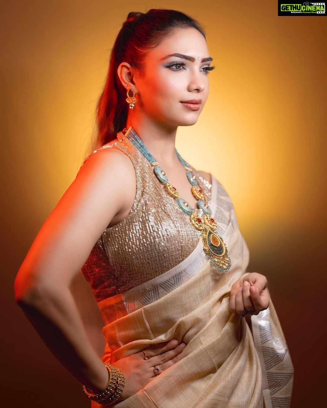 Pooja Banerjee Instagram - This Diwali be a 🔥 #PoojaBanerjii #SareeLook #sareeLove #IndianWear #Sareelook #diwali #diwali2022 New Delhi