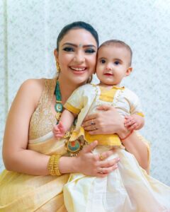 Pooja Banerjee Instagram - Happy Dhanteras ❤️ #MyLakshmi #mybaby #PoojaBanerjii #MammaofSana #NewMom #MomLife Saree by @mysilklove