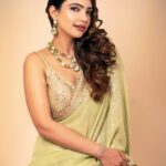 Pooja Banerjee Instagram – मेरी अॅंख काशनी … styled by @nidhikurda saree by @pannasareesofficial HMU- @vglow_makeupandhair shot by @alessandraramosstudio jewellery by @sonisapphire