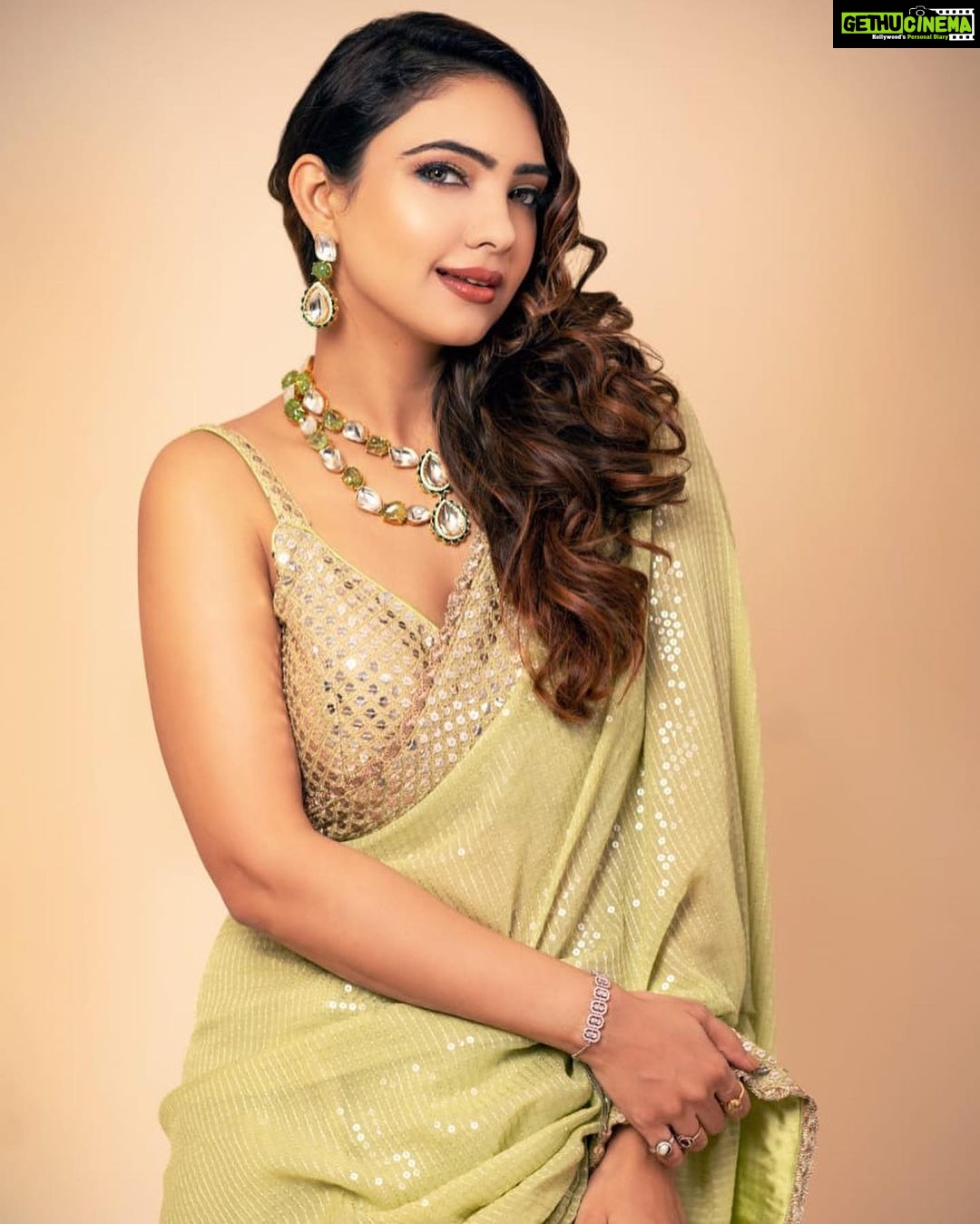 Pooja Banerjee Instagram - मेरी अॅंख काशनी … styled by @nidhikurda saree by @pannasareesofficial HMU- @vglow_makeupandhair shot by @alessandraramosstudio jewellery by @sonisapphire