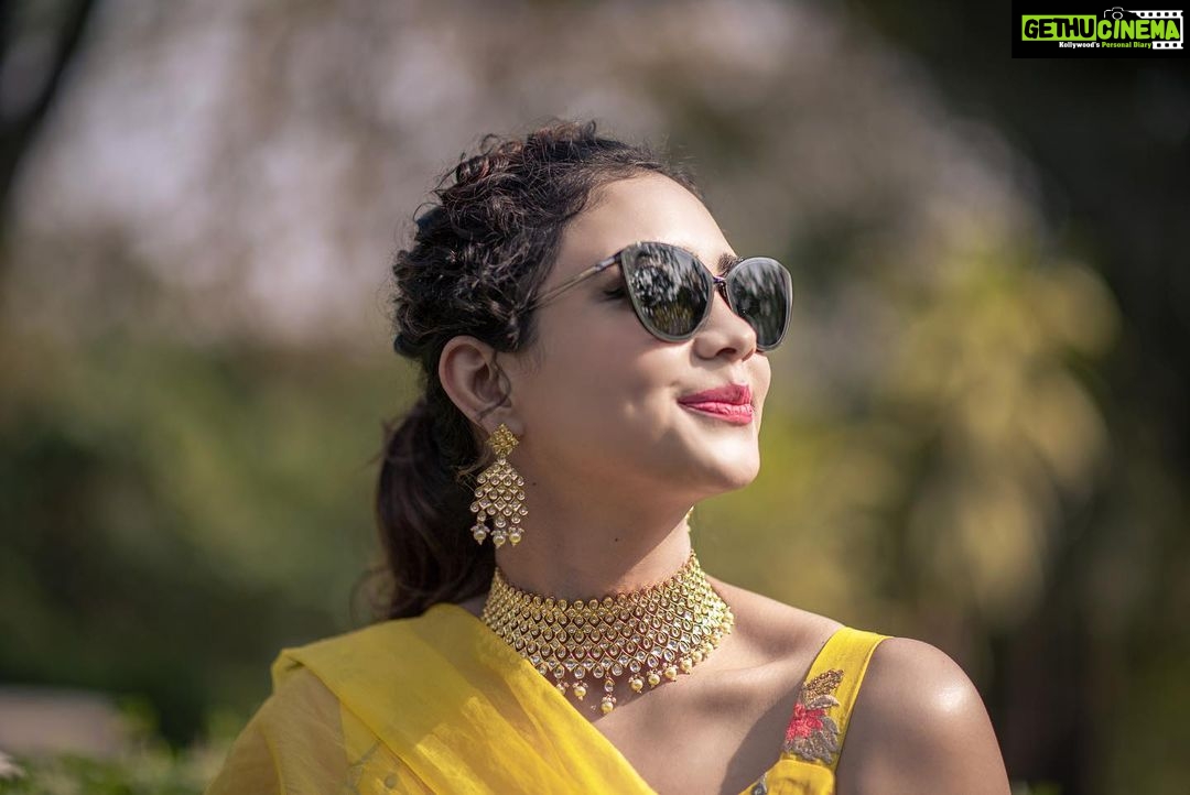 Pooja Banerjee Instagram - Hey 2023… Suprise Me.. Bless Me… be Colourful…. HMU - @vglow_makeupandhair Jwellery by- @sonisapphire Shot by- @alessandraramosstudio Outfit by @labelkanupriya #PoojaBanerjii #2023 #BlessedMe