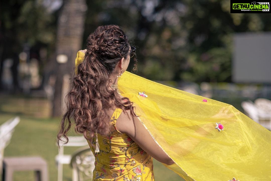 Pooja Banerjee Instagram - Hey 2023… Suprise Me.. Bless Me… be Colourful…. HMU - @vglow_makeupandhair Jwellery by- @sonisapphire Shot by- @alessandraramosstudio Outfit by @labelkanupriya #PoojaBanerjii #2023 #BlessedMe