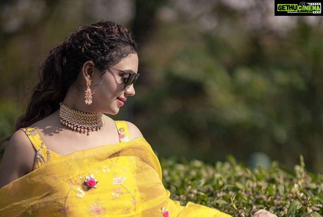 Pooja Banerjee Instagram - Hey 2023… Suprise Me.. Bless Me… be Colourful…. HMU - @vglow_makeupandhair Jwellery by- @sonisapphire Shot by- @alessandraramosstudio Outfit by @labelkanupriya #PoojaBanerjii #2023 #BlessedMe