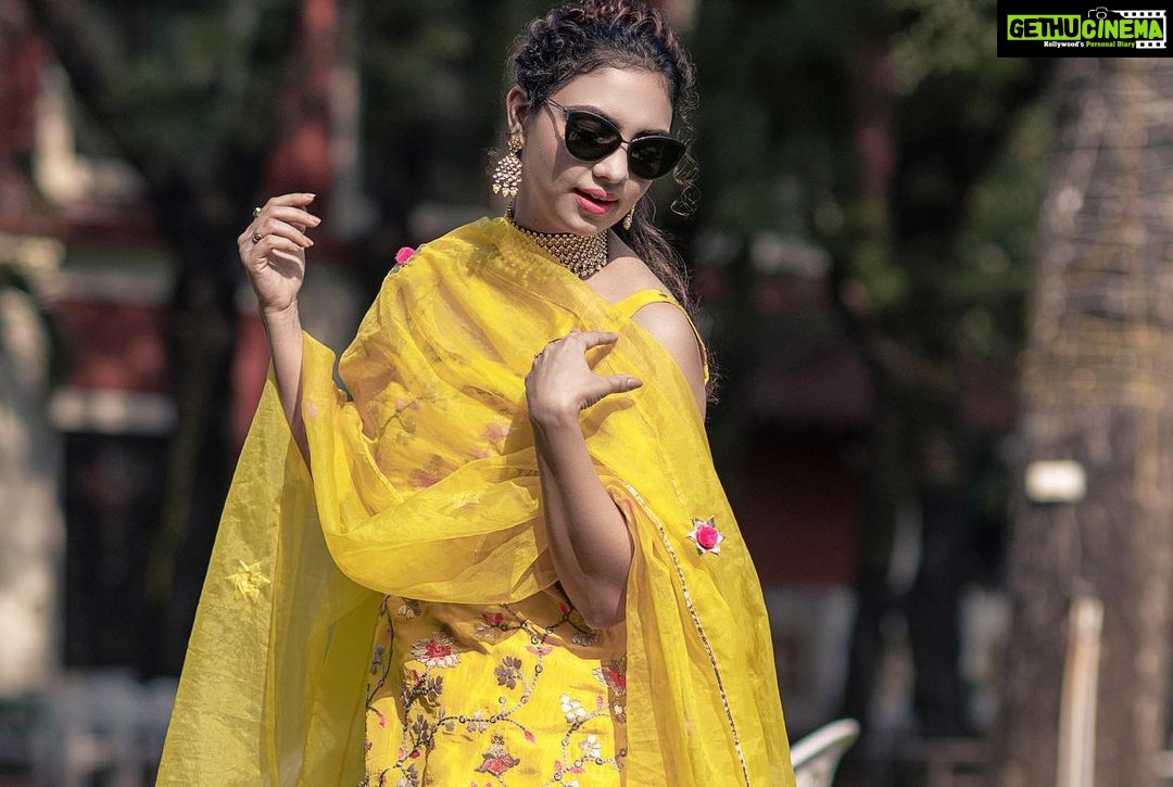 Pooja Banerjee Instagram - Hey 2023… Suprise Me.. Bless Me… be Colourful…. HMU - @vglow_makeupandhair Jwellery by- @sonisapphire Shot by- @alessandraramosstudio Outfit by @labelkanupriya #PoojaBanerjii #2023 #BlessedMe