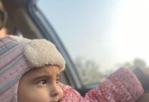 Pooja Banerjee Instagram - Happy Holidays Everyone!!! From me and mine to you and yours ❤️🎄🧿❤️ #poojabanerji #SanaSSejwaal #MammaOfSana #MyTravelBuddy #MeNmine #MinnieMe Delhi Airport