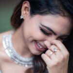 Pooja Banerjee Instagram - There is something about winter mornings and my comfy saree which I absolutely love!! #Blissfulmorning #Wintermornings #Comfysaturday #Saree #sareelove #bengalisaree shot by @alessandraramosstudio HMU BY @vglow_makeupandhair #BengaliGirl #PoojaBanerjii #MomLife #MammaofSana Delhi, India