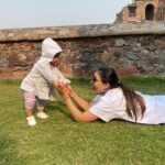 Pooja Banerjee Instagram - My Sunday looks like this…. ❤️🥰🧿 feeling good in my mama jeans and my husband’s @sandeepsejwal t-shirt and of course with our pudding @sanassejwaal couldn’t have asked for more.. thank You @neemrana.hotels for this blissful time ❤️ @neemrana.hotels #neemranahotels #heritagehotel #boutiquehotel #bespokeexperience #weekendgetaway #weekendvibes #weekendmood #fortpalace #restoration #hiddengems #art #architecture #indianhistory #indianhospitality @elevatedigital.in Neemrana Fort Palace,Rajasthan