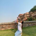 Pooja Banerjee Instagram - My Sunday looks like this…. ❤️🥰🧿 feeling good in my mama jeans and my husband’s @sandeepsejwal t-shirt and of course with our pudding @sanassejwaal couldn’t have asked for more.. thank You @neemrana.hotels for this blissful time ❤️ @neemrana.hotels #neemranahotels #heritagehotel #boutiquehotel #bespokeexperience #weekendgetaway #weekendvibes #weekendmood #fortpalace #restoration #hiddengems #art #architecture #indianhistory #indianhospitality @elevatedigital.in Neemrana Fort Palace,Rajasthan