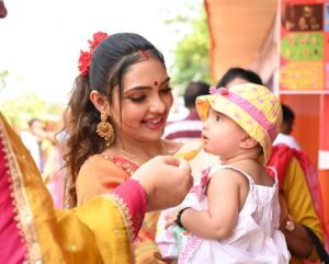 Pooja Banerjee Instagram - Will she eat the ice-cream?? Swipe right to see .. my baby’s first visit to the Durga Puja Pandal.. Well As a child I loved hogging on the munchies like Egg Rolls, Kasundi Bhetki and kosha mangsho at the Durga Puja Pandal and this time I just took a stroll to the ice-cream counter and there my baby @sanassejwaal had her eyes on the ice-cream lollies.. #MammaofSana #MyBaby #DaughterLove #NewMom #MomLife #DurgaPuja #FavouriteTimeofTheYear