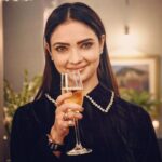 Pooja Banerjee Instagram – 🥂 Hear Hear as her voice is full of intoxication…. #PihuKapoor #badeacchelagtehain2 @muktadhond @shreya_nehal 📸- @deepak.sharma2585