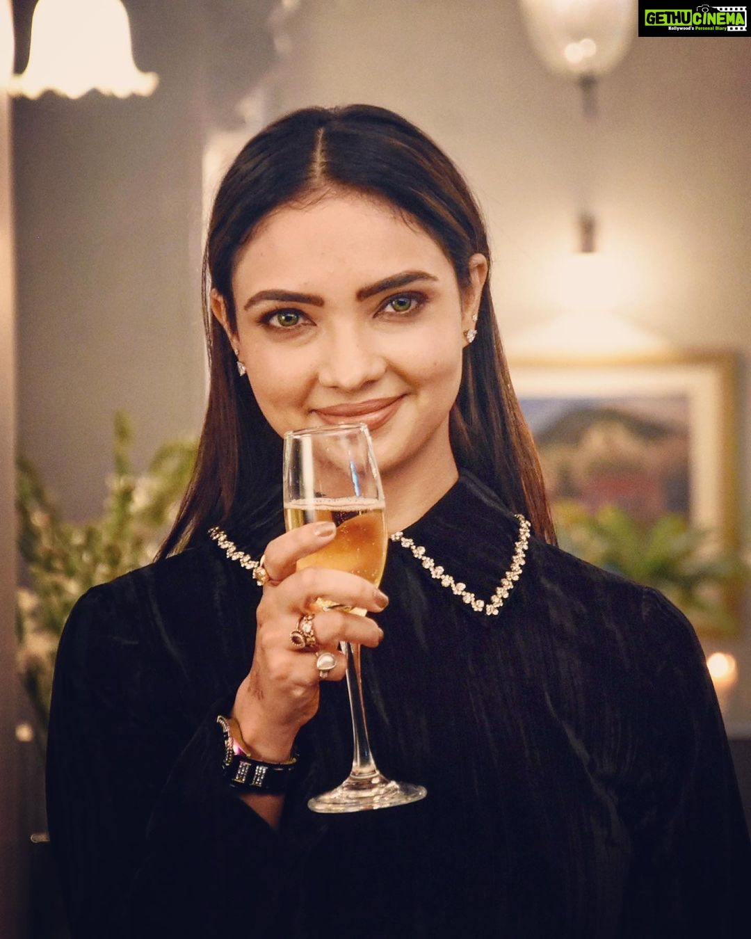 Pooja Banerjee Instagram - 🥂 Hear Hear as her voice is full of intoxication…. #PihuKapoor #badeacchelagtehain2 @muktadhond @shreya_nehal 📸- @deepak.sharma2585