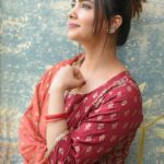 Pooja Banerjee Instagram – পুজোর গন্ধ এসেছে #PoojaBanerjii #BengaliGirl #newmom #MammaofSana  outfit by @tara_c_tara shot by @zayed_ahmad_photography HMU by- @makeupbygeetansh Ear Rings by @rubans.in New Delhi