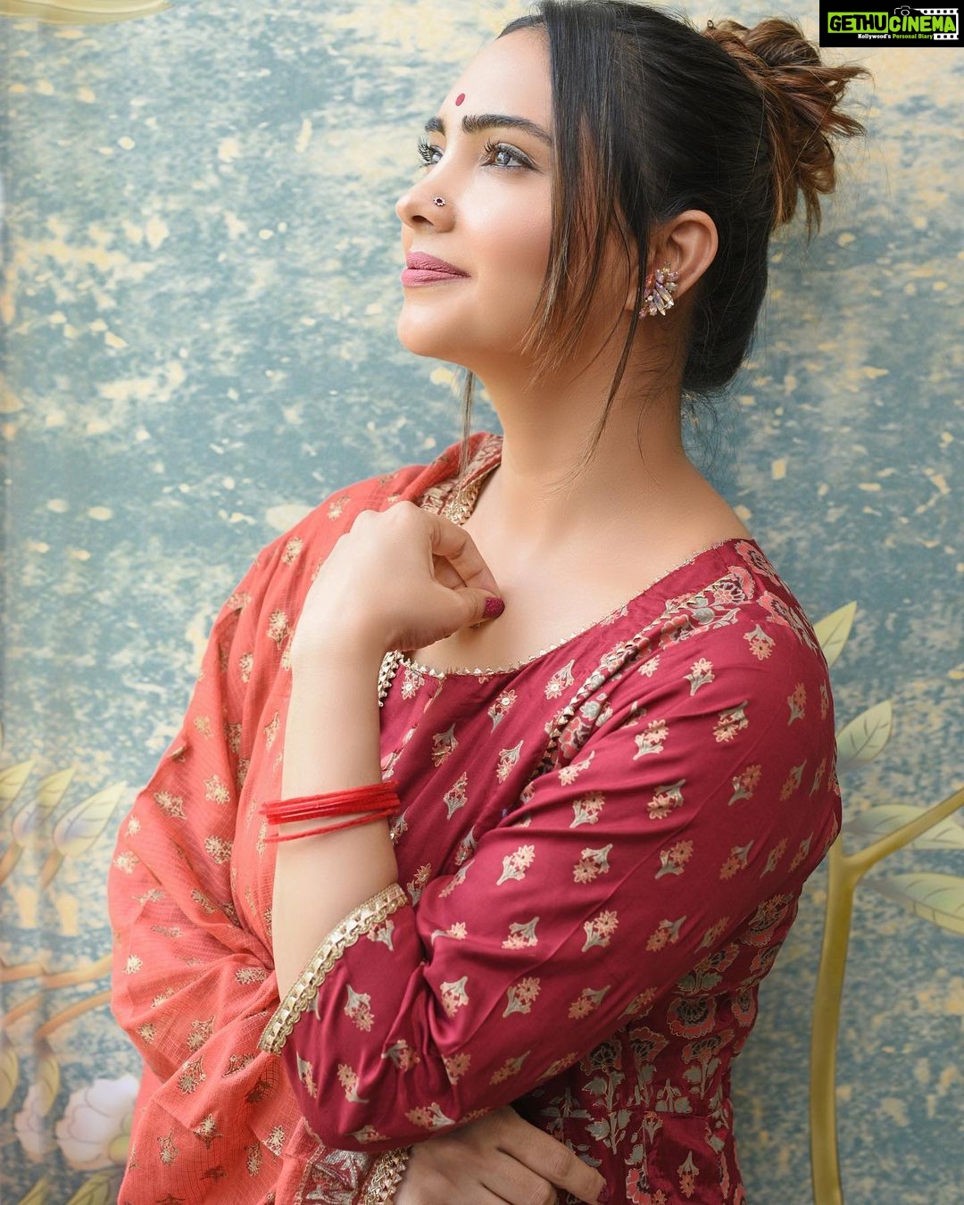 Pooja Banerjee Instagram - পুজোর গন্ধ এসেছে #PoojaBanerjii #BengaliGirl #newmom #MammaofSana outfit by @tara_c_tara shot by @zayed_ahmad_photography HMU by- @makeupbygeetansh Ear Rings by @rubans.in New Delhi