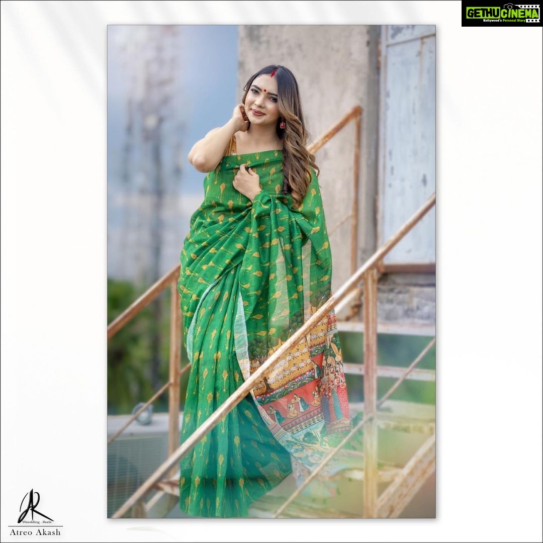 Pooja Banerjee Instagram - #shubhomahalaya #sharadotsav shot by @atreo_akash saree by @ambraee_