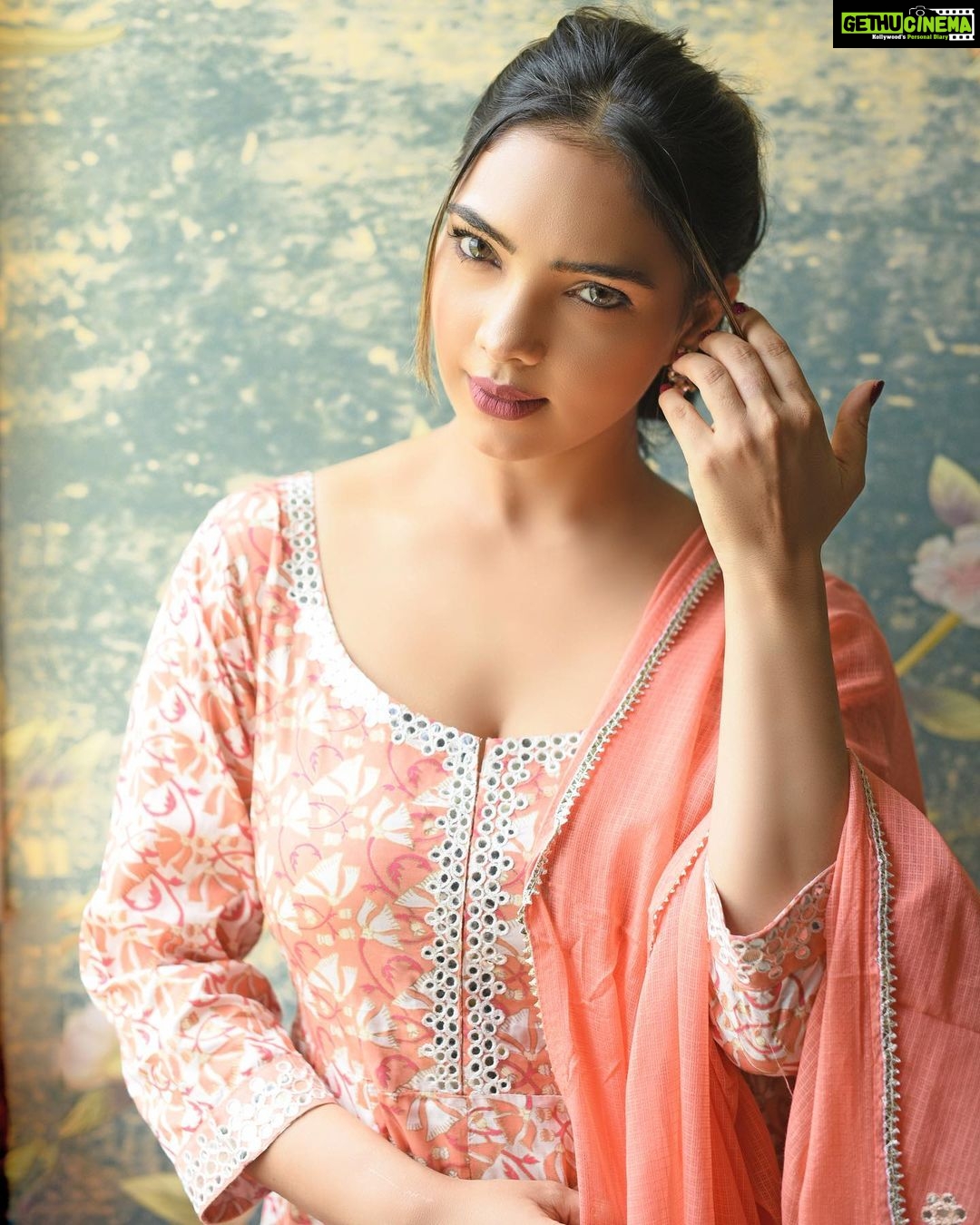 Pooja Banerjee Instagram - #SelfLove outfit by @tara_c_tara managed by @mouliroy shot by @zayed_ahmad_photography HMU BY @makeupbygeetansh Ear rings by @rubans.in #PoojaBanerjii #IndianOutFit #NewMom #MammaofSana New Delhi